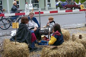 Kinder beim Maisbraten