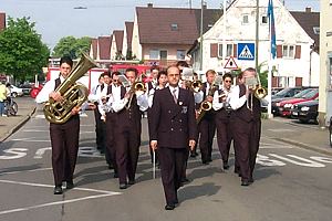 die Feuerwehrkapelle marschiert ein