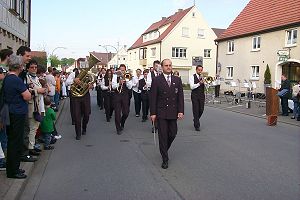 die Feuerwehrkapelle marschiert ein