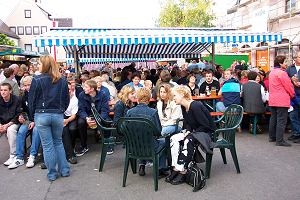 die Bierbänke reichen nicht aus