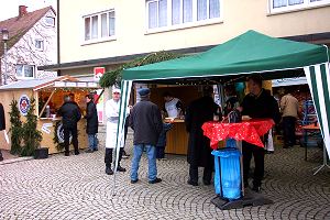 vor dem Würstle-Stand