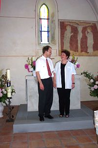 Pfarrehepaar Borchardt vor dem Altar