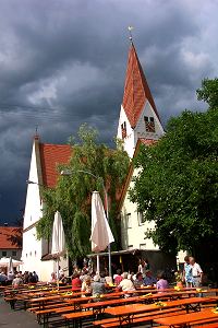 Kirche mit Gewitterstimmung