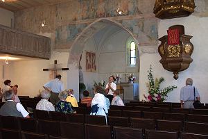 Pfarrer Borchardt erklärt die Renovierungsarbeiten