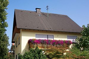 Balkon mit Sommerblumen