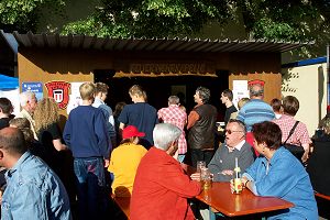 vor dem Stand der Feuerwehrkapelle