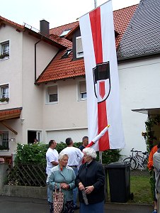 die Pfuhler-Fahne wird gehißt