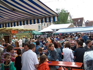 Groß und Klein auf dem Dorffest