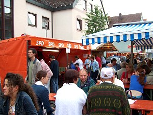 vor dem Stand der SPD