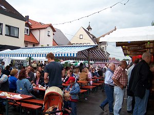 dunkle Wolken über dem Fest