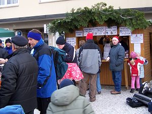 vor dem Würstle-Stand