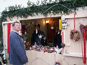 Stand mit Weihnachtsschmuck