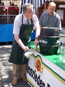 schon sprudelt das Bier