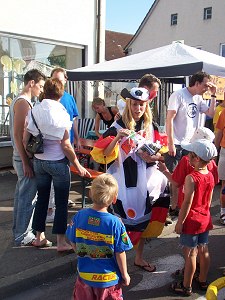 ein laufender Fußball