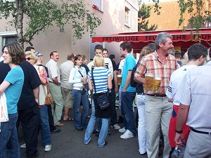 Andrang vor dem Bierstand