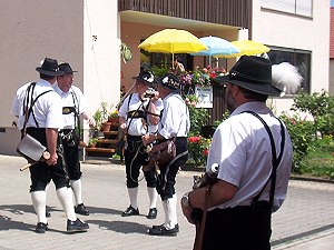 die Böllerschützen bereiten sich vor