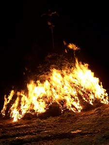 das Feuer erreicht gleich die Spitze