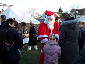 der Nikolaus verteilt Geschenke