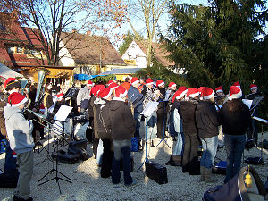 das Nachwuchsorchester mit roten Nikolausmützen 