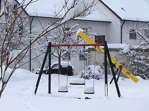 der eingeschneite Spielplatz