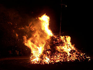 lange Flammen durch den Wind