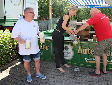 OB Katrin Albsteiger beim Fassanstich