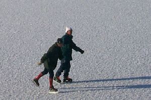 2 einsame Eisläufer